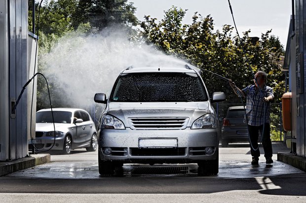 Wie weit weht der Sprühnebel? Waschanlage in der Nähe von Grafmüllers Grundstück.