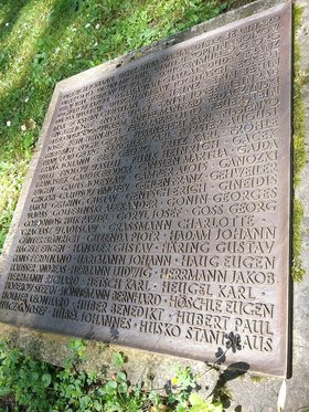 Grabplatte auf dem Gräberfeld X. Foto: fs