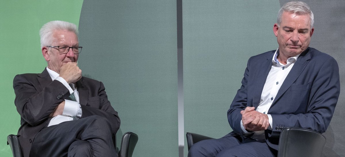 Schon bei der Halbzeitbilanz im November 2018 zeigt sich Grün-Schwarz nur noch verhalten froh: Ministerpräsident Winfried Kretschmann (grün, links) und sein Stellvertreter Thomas Strobl (schwarz, rechts). Fotos: Joachim E. Röttgers