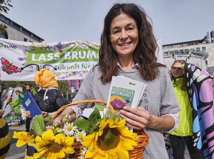 "Lass brummen – eine Zukunft für Insekten" per Volksbegehren. "Lass brummen – eine Zukunft für Insekten" per Volksbegehren.