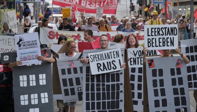 "Steuerzahllast wird von Wohnnutzungen weg verschoben", heißt: Die Mieten sinken? Demo am 1.7.2019 gegen den "Immobiliendialog" in Stuttgart. "Steuerzahllast wird von Wohnnutzungen weg verschoben", heißt: Die Mieten sinken? Demo am 1.7.2019 gegen den "Immobiliendialog" in Stuttgart.