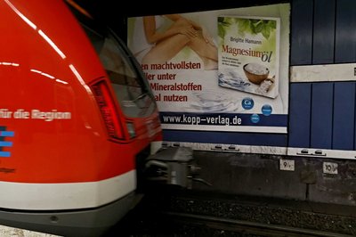Mittlerweile Geschichte: Kopp-Werbung am Bahnsteig.