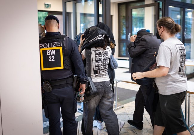 Kleiner Trost: In der Halle gibt's nach ihrem Abgang noch mehr leere Stühle. Kleiner Trost: In der Halle gibt's nach ihrem Abgang noch mehr leere Stühle.