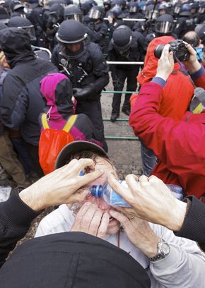 Am Rande der Demo am 30. September: Ein Mann spült sich das Pfefferspray aus den Augen. Foto: Joachim E. Röttgers