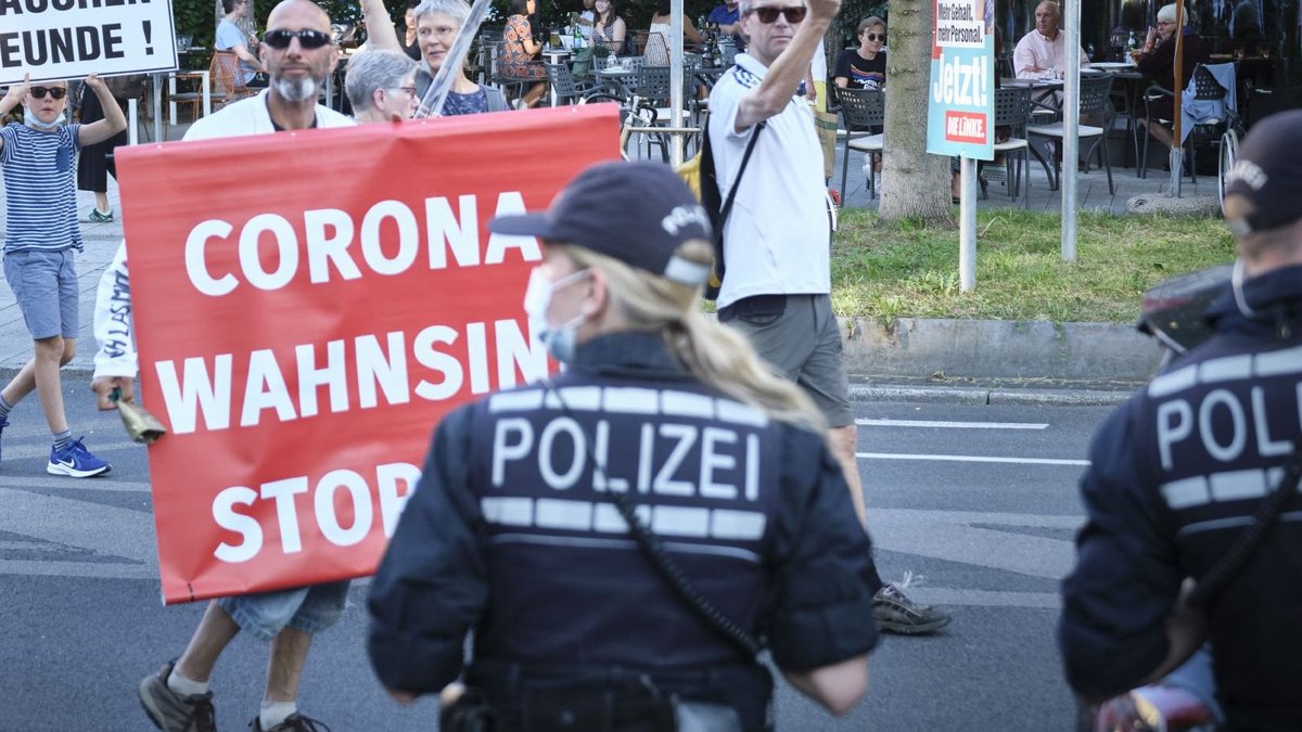 Ohne Maske, aber gut geschützt von der Polizei: "Querdenker"-Demo in Stuttgart, September 2021. Fotos: Joachim E. Röttgers