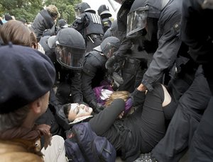Auch ohne Wasserwerfer war es ein rustikaler Polizei-Einsatz im Schlossgarten. Foto: Joachim E. Röttgers