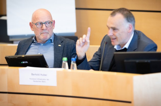Landesverkehrsminister Winfried Hermann lauscht Berthold Huber, Infrastrukturvorstand der DB AG. Foto: Julian Rettig