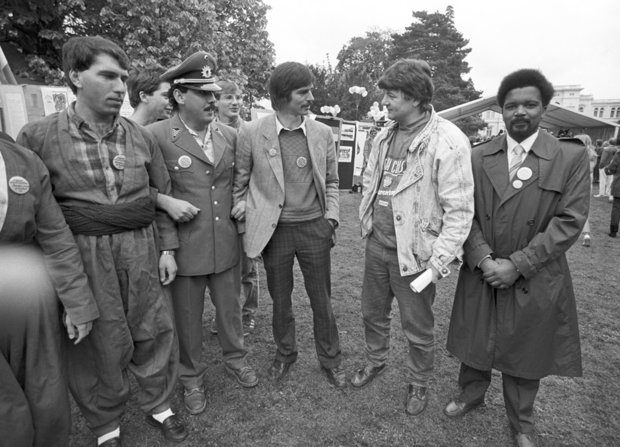 Salam Kadir (links), Asyl-Pfarrer Baumgarten (Mitte), daneben Joschka Fischer im Jahr 1987. Foto: dpa