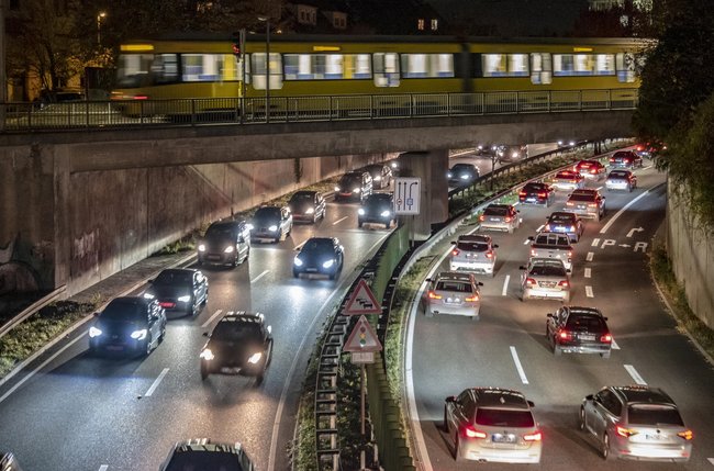 CDU, FDP, AfD, BSW mögen Straßen mit Verbrennerautos. CDU, FDP, AfD, BSW mögen Straßen mit Verbrennerautos.
