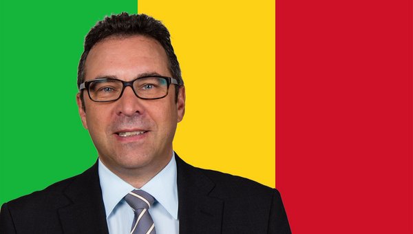 Joachim Pfeiffer treibt es nach Afrika – hier vor der Landesflagge. Foto: <a href="https://de.wikipedia.org/wiki/User:Steschke" class="extiw" title="de:User:Steschke">Sven Teschke</a>, <a href="https://creativecommons.org/licenses/by-sa/3.0/de/deed.en" Joachim Pfeiffer treibt es nach Afrika – hier vor der Landesflagge. Foto: <a href="https://de.wikipedia.org/wiki/User:Steschke" class="extiw" title="de:User:Steschke">Sven Teschke</a>, <a href="https://creativecommons.org/licenses/by-sa/3.0/de/deed.en" title="Creative Commons Attribution-Share Alike 3.0 de">CC BY-SA 3.0 de</a>, <a href="https://commons.wikimedia.org/w/index.php?curid=35471728">Link</a>. Montage: Kontext
