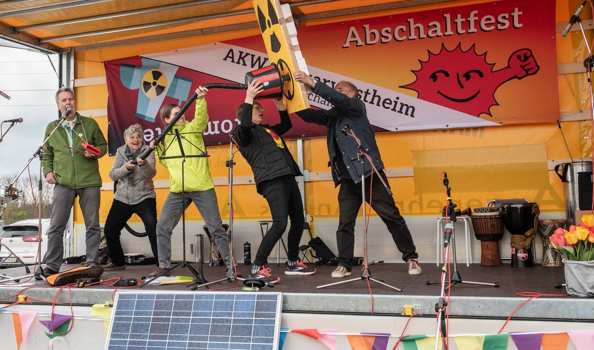 Auf der Bühne wird dem Atomstrom bereits am Nachmittag der symbolische Stecker gezogen.