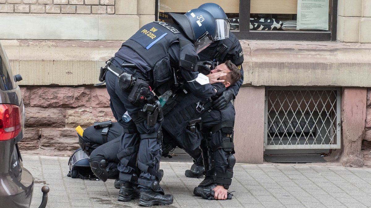 Wieder eine Demo mit verletzten Polizist:innen: Kollegen spülen die Augen aus, nachdem die 1. Mai-Demo mit Pfefferspray gestoppt wurde.