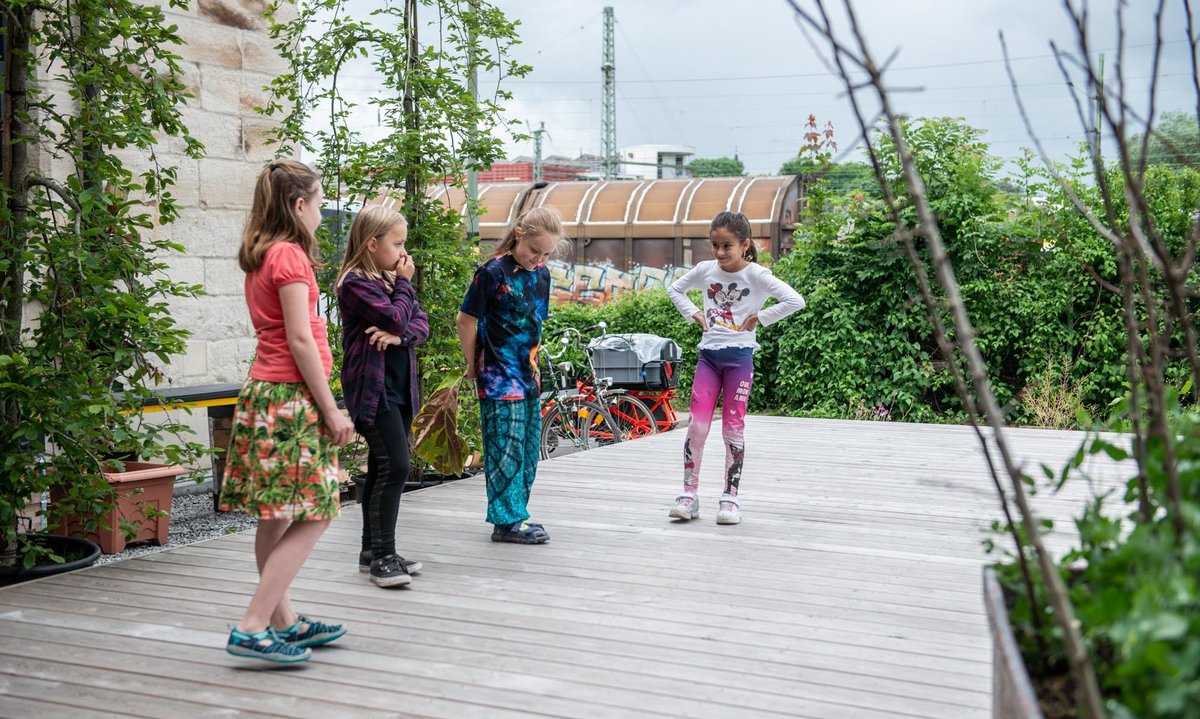 Darauf: die "Weltkinder vom Galgenberg" Jasmin, Johanna, Sonja und Medina (v.l.) mit ihrer "noch freundlichen Aufforderung, Müll zu vermeiden".