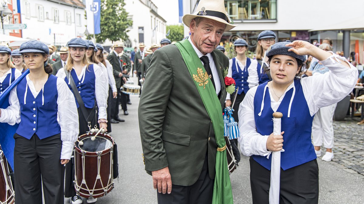 Michael Horn, Tambourmajor der "Altentrommler" gibt Dila Tütünci von den "Turmfalken" ein paar Ratschläge. Mehr Bilder vom Rutenfest gibt es per Klick auf den Pfeil. 