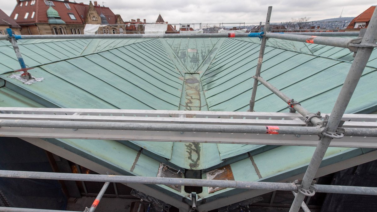 Das Dach der Kirche: ein Zickzack von sieben kleinen Giebeln.