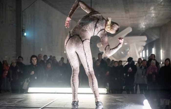 Die Tänzerin bewegt sich, als sei sie der Dystopie "Metropolis" entsprungen. Die Tänzerin bewegt sich, als sei sie der Dystopie "Metropolis" entsprungen.