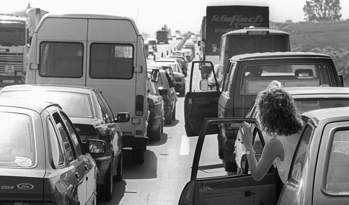 Schon seit Jahrzehnten behindern überfüllte Straßen Termine, hier die A 81 bei Stuttgart im Jahr 1992. Foto: Joachim E. Röttgers