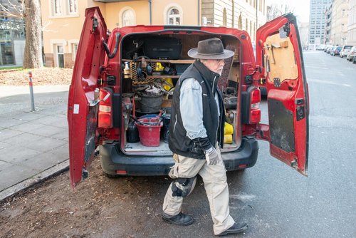 Gunter Demnig rauscht an. Foto: Jens Volle