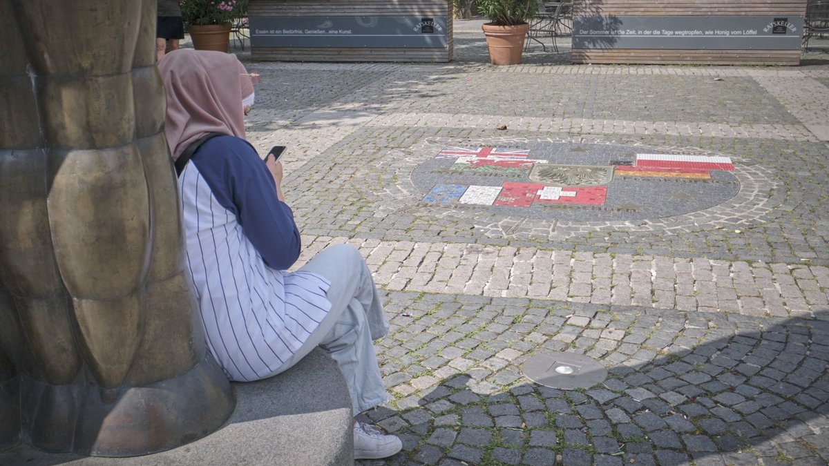 Junge Muslimin vor dem Rathaus.