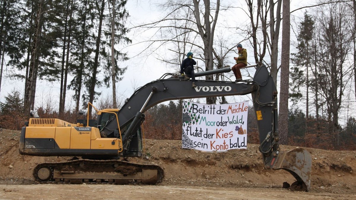 Auch in der Kiesgrube bei Oberankenreute ruft die geplante Umwandlung von wertvollem Waldboden in Geldscheine Protest auf den Plan. 