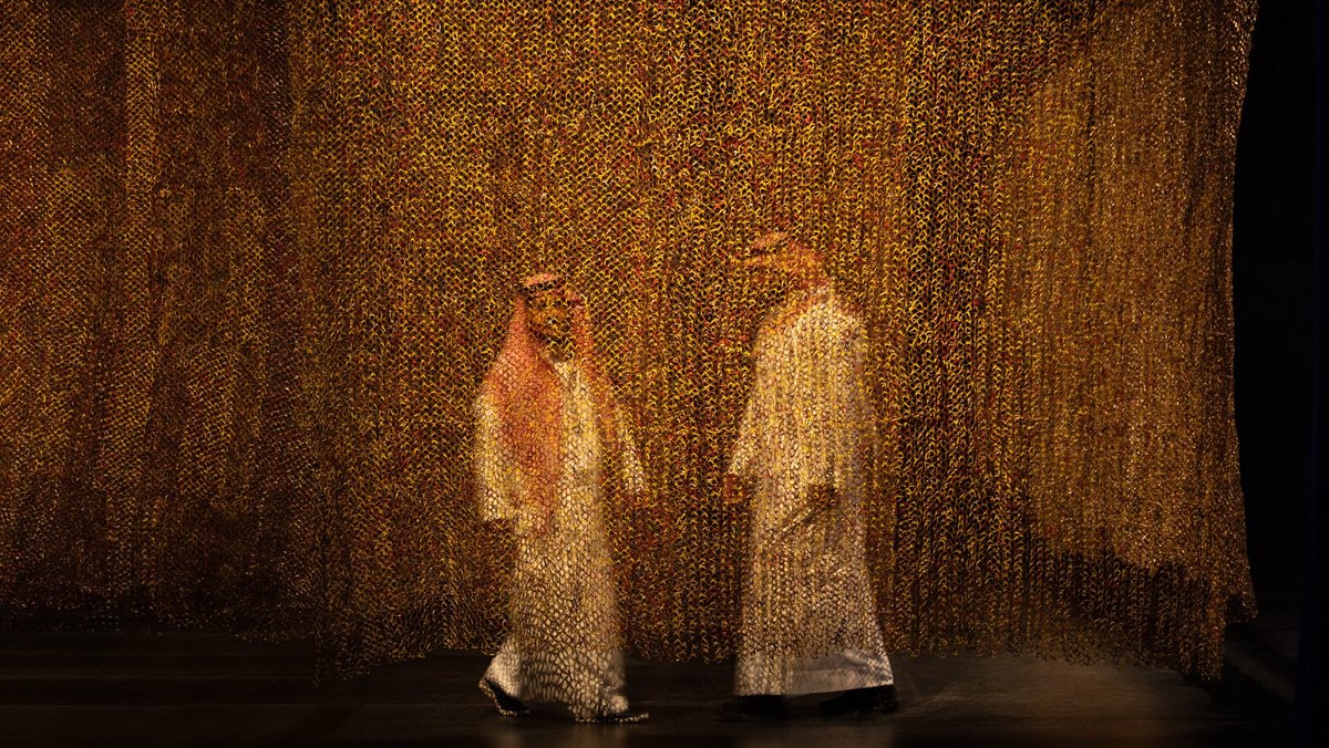 Tausende Kronkorken hat der ghanaische Künstler El Anatsui zu einer vorhangartigen Installation verwoben. Foto: Alessandro Brasile