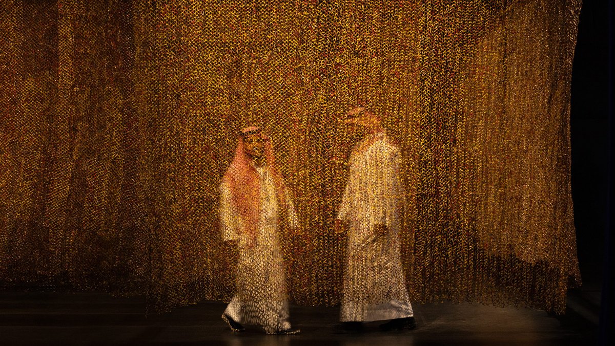 Tausende Kronkorken hat der ghanaische Künstler El Anatsui zu einer vorhangartigen Installation verwoben. Foto: Alessandro Brasile