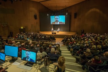 Drinnen nutzt der Trump-Berater seine Chance, überzogene Ängste zu verbreiten.