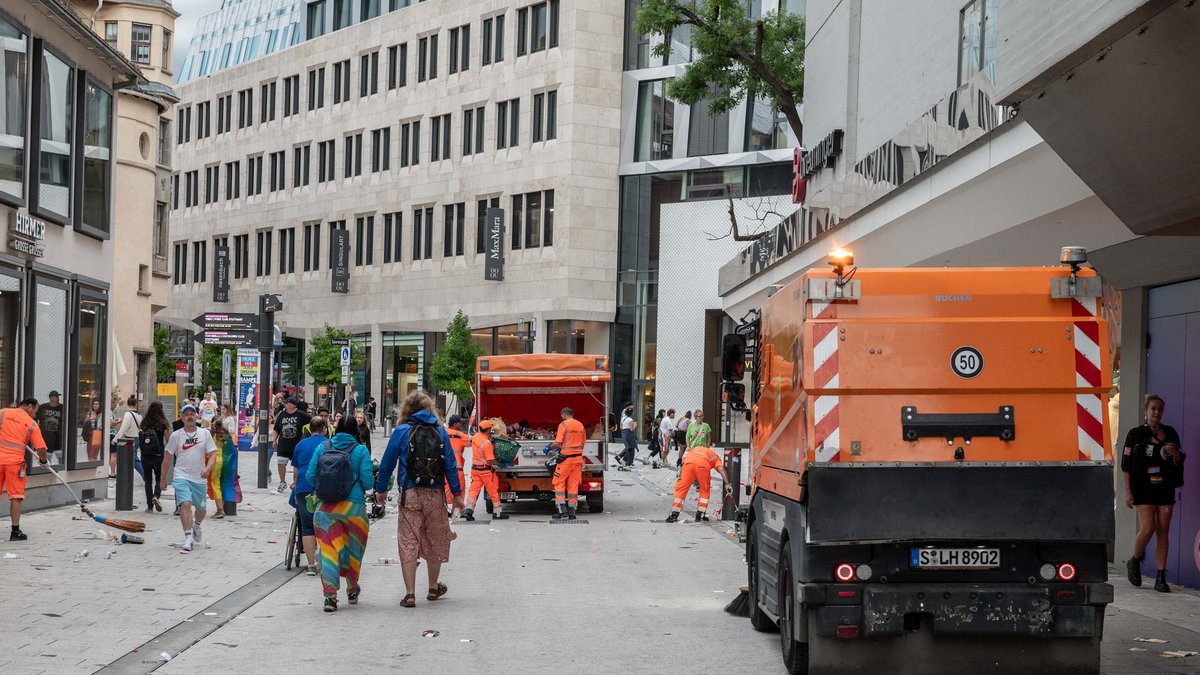 Auch das ist Stuttgart: Direkt auf die Parade folgt die Reinigung. 