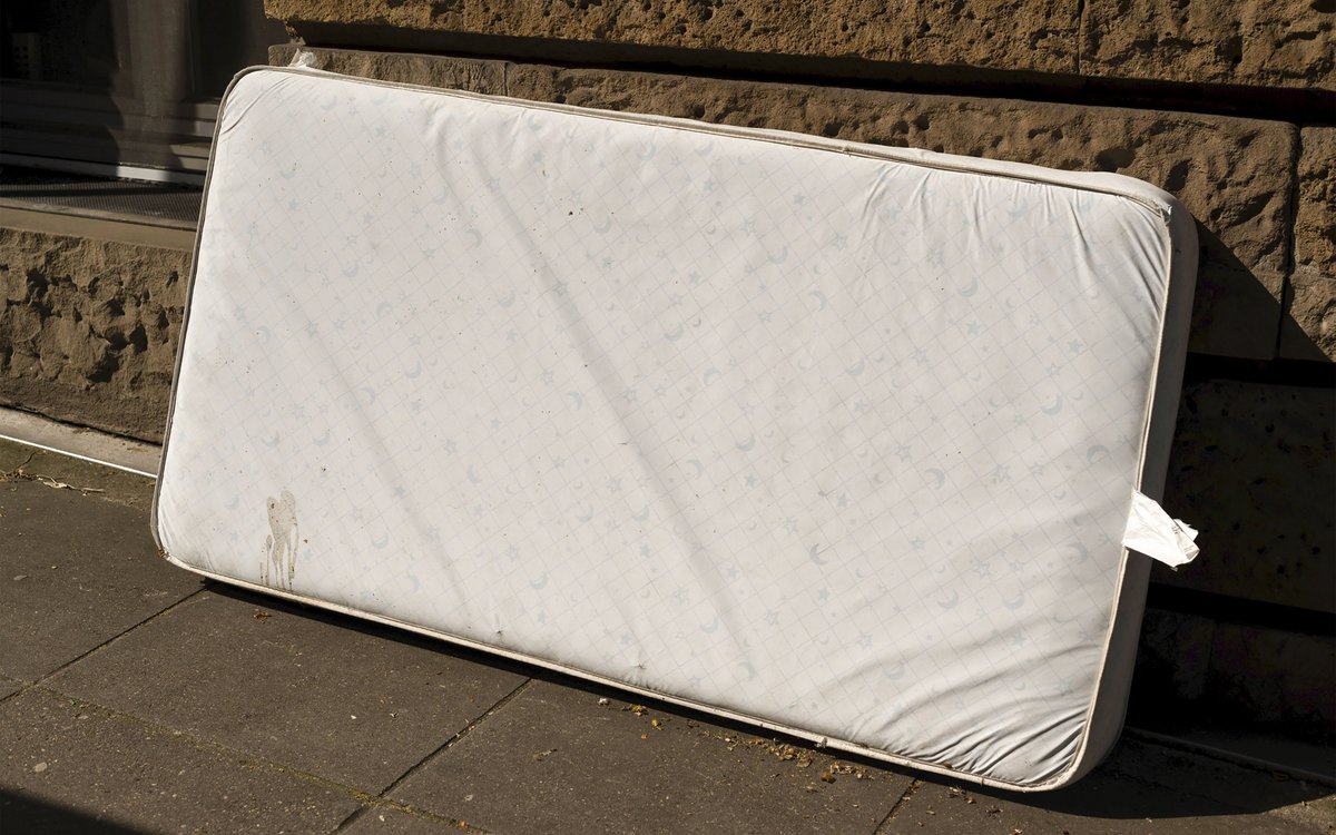 Was diese Matratze wohl schon alles erlebt hat? Mehr Fundstücke mit Klick auf den Pfeil.