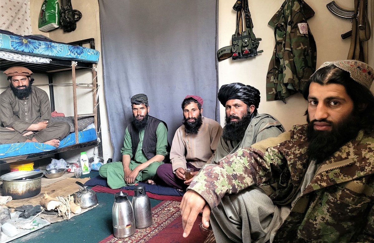 Taliban-Kämpfer an einem Checkpoint. In ihrem Container eine Thermoskanne, die eine deutsche Fahne ziert. Foto: Emran Feroz