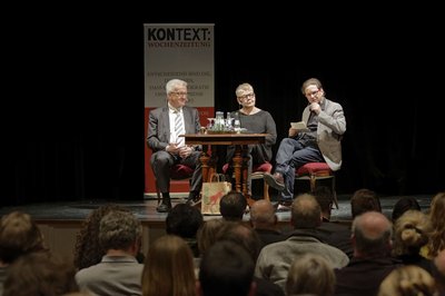 Winfried Kretschmann, Johanna Henkel-Waidhofer und Peter Unfried in Tübingen. Foto: Joachim E. Röttgers