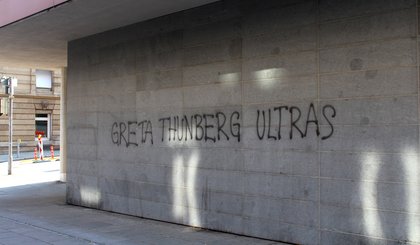 Hauptstätterstraße an Stuttgarts Cityring: Fridays-Fans, sichtbar alle Tage. Foto: Moritz Osswald