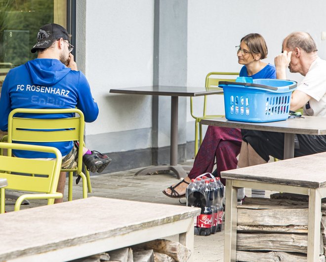Fabian spielt Fußball beim FC Rosenharz, das Vereinsshirt trägt er mit Stolz.
