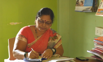 Harshada Mandavkar sorgt für Wasserleitungen, die emanzipieren. Screenshotv