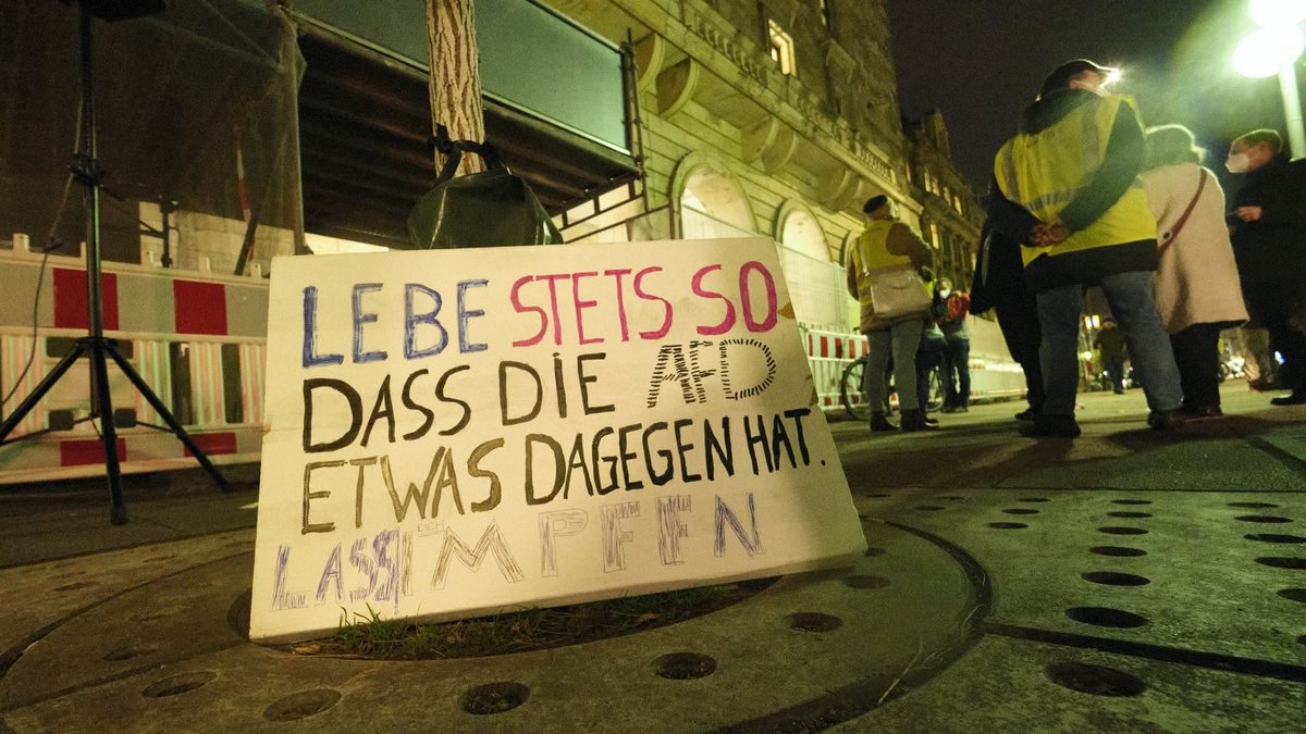 Mut zur Gegendemo, auch wenn Rechte ihrerseits dagegen sein könnten. Mehr "Uffbasse!"-Bilder vom vergangenen Montag mit Klick auf den Pfeil.