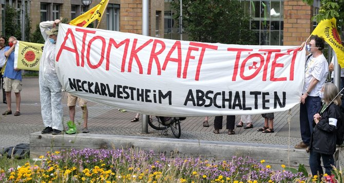 AtomkraftgegnerInnen vor dem Umweltministerium in Stuttgart.