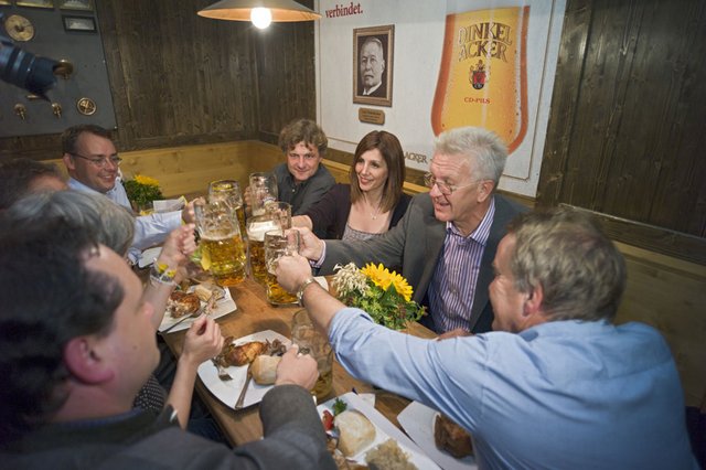 Die Krüge hoch, die Stimmung häufig unten. Foto: Joachim E. Röttgers
