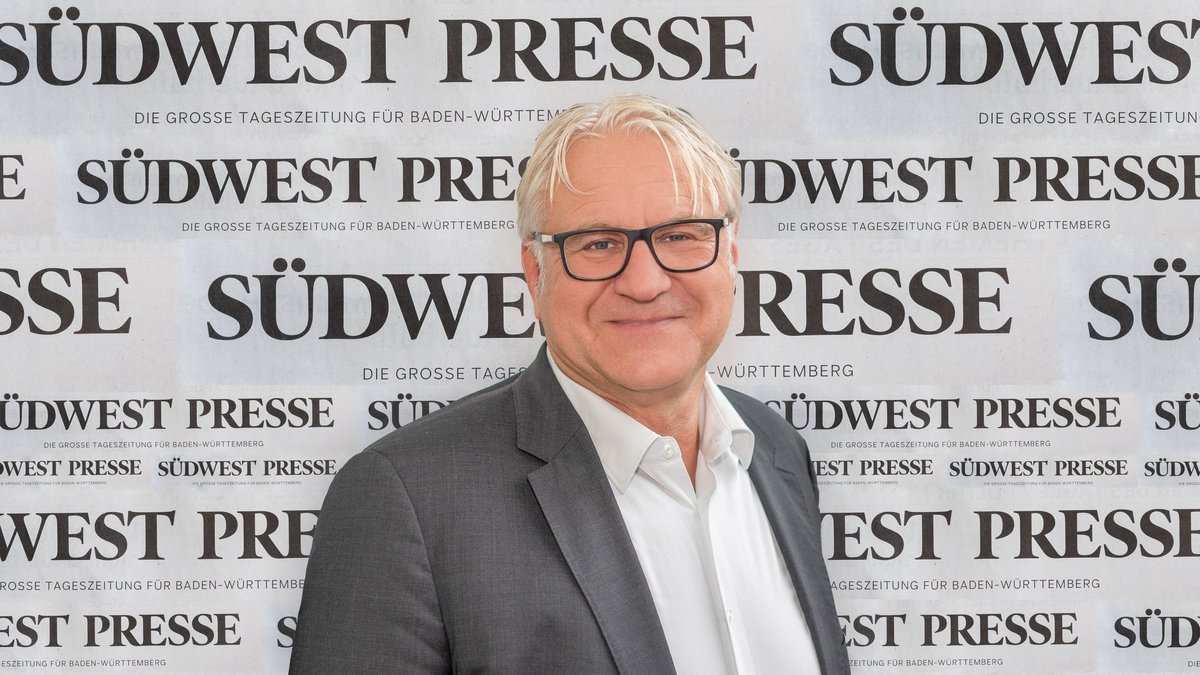 "Südwest Presse"-Geschäftsführer Andreas Simmet freut sich, das ganze Land mit seinem Premium-Produkt zu beglücken. Foto: NPG, Montage: Kontext
