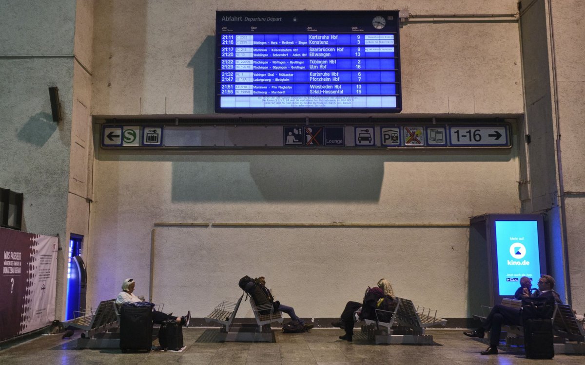 Pause III. Oder kommt da heute noch was? (Stillleben in Stuttgarts entkerntem Hauptbahnhof.)