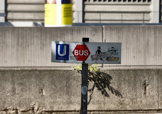 Die zum Schild gehörige Haltestelle ist mehrere hundert Meter entfernt. 
