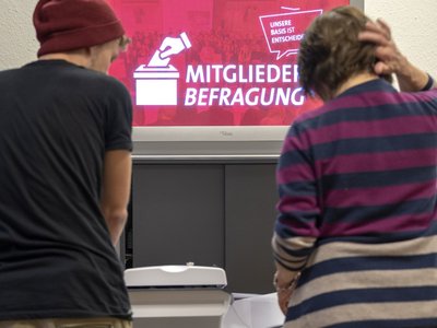 Macht, was alle denken: Diese Frau kratzt sich am Kopf. 