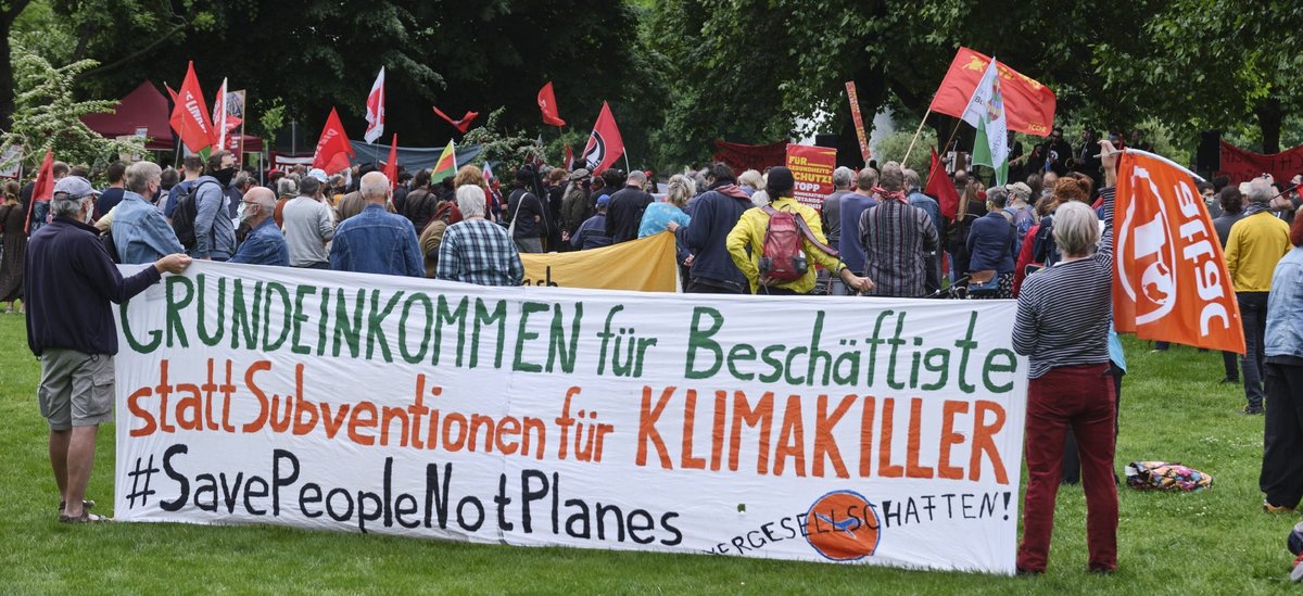 Insgesamt beteiligten sich etwa 300 Menschen an der Kundgebung im Schlossgarten.  Insgesamt beteiligten sich etwa 300 Menschen an der Kundgebung im Schlossgarten.