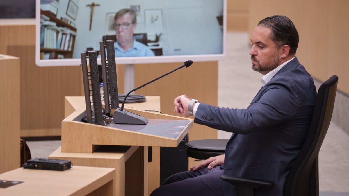 Wann seine Zeit um ist? Christian Gehring (rechts, CDU) musste am 29. September erneut vor dem Ausschuss aussagen. Fotos: Joachim E. Röttgers Wann seine Zeit um ist? Christian Gehring (rechts, CDU) musste am 29. September erneut vor dem Ausschuss aussagen. Fotos: Joachim E. Röttgers