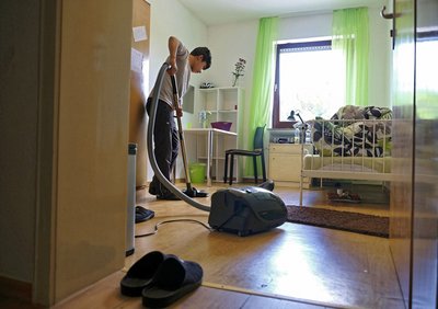 Hussein ist stolz auf sein erstes eigenes Zimmer. 