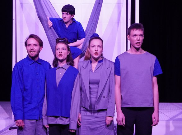 Von links: Journalist Enno (Cyril Hilfiker), Assistentin Merit (Seraina Löschau), die krebskranke Dealerin Holle (Eva Lucia Grieser, hinten), Apothekenchefin Cecilia (Lauretta van de Merwe) und Bufdi Ove (Morris Weckherlin).