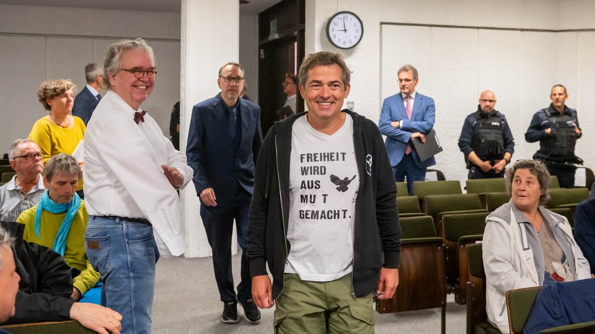 Michael Ballweg betritt den Gerichtssaal des Stuttgarter Landgerichts. Fotos: Jens Volle