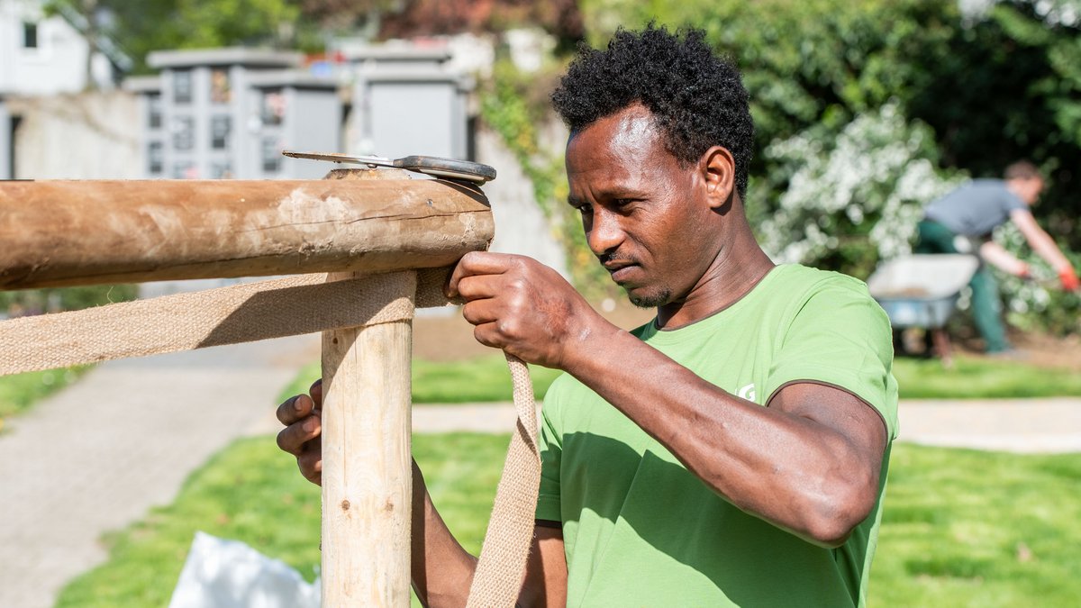 Semere Negasi bei der Arbeit, seine Hand ist vernarbt.