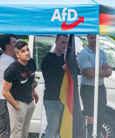 Der identitäre Aktivist und Publizist Martin Sellner (links vorne) ist bei der AfD häufig zu Gast, hier im August 2024 in Stuttgart-Vaihingen. Foto: Jens Volle