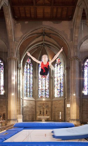 Gott spürt man in der Luft: Trampolinspringerin des MTV Stuttgart.