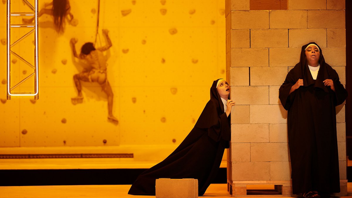 Verzweifelte Nonnen: Caroline Melzer als Susanna und Andrea Baker als Clemenzia (von links). Foto: Matthias Baus